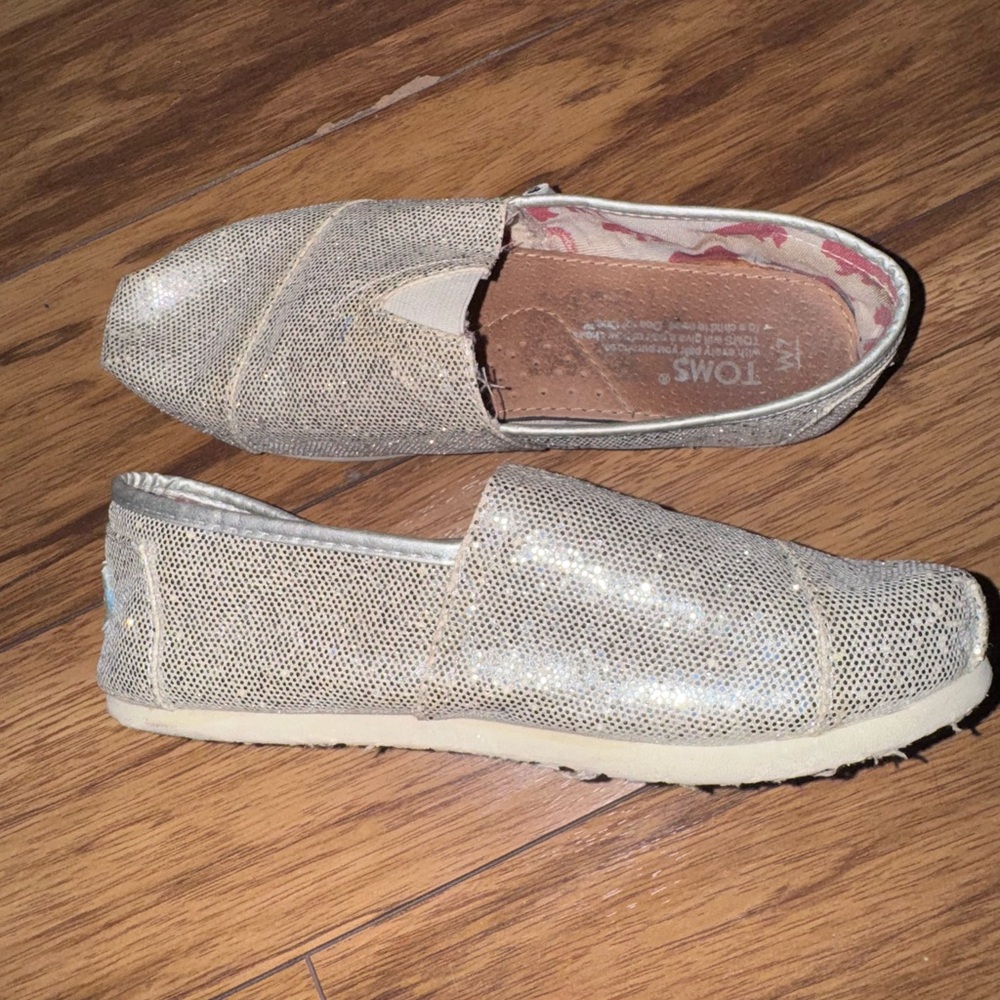 TOMS SILVER GLITTERY SLIP ON ALPARGATA FLAT SHOE SIZE 7